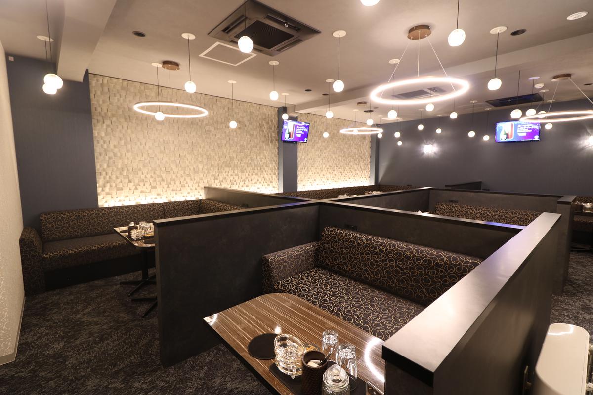 落ち着いた雰囲気のメインフロア